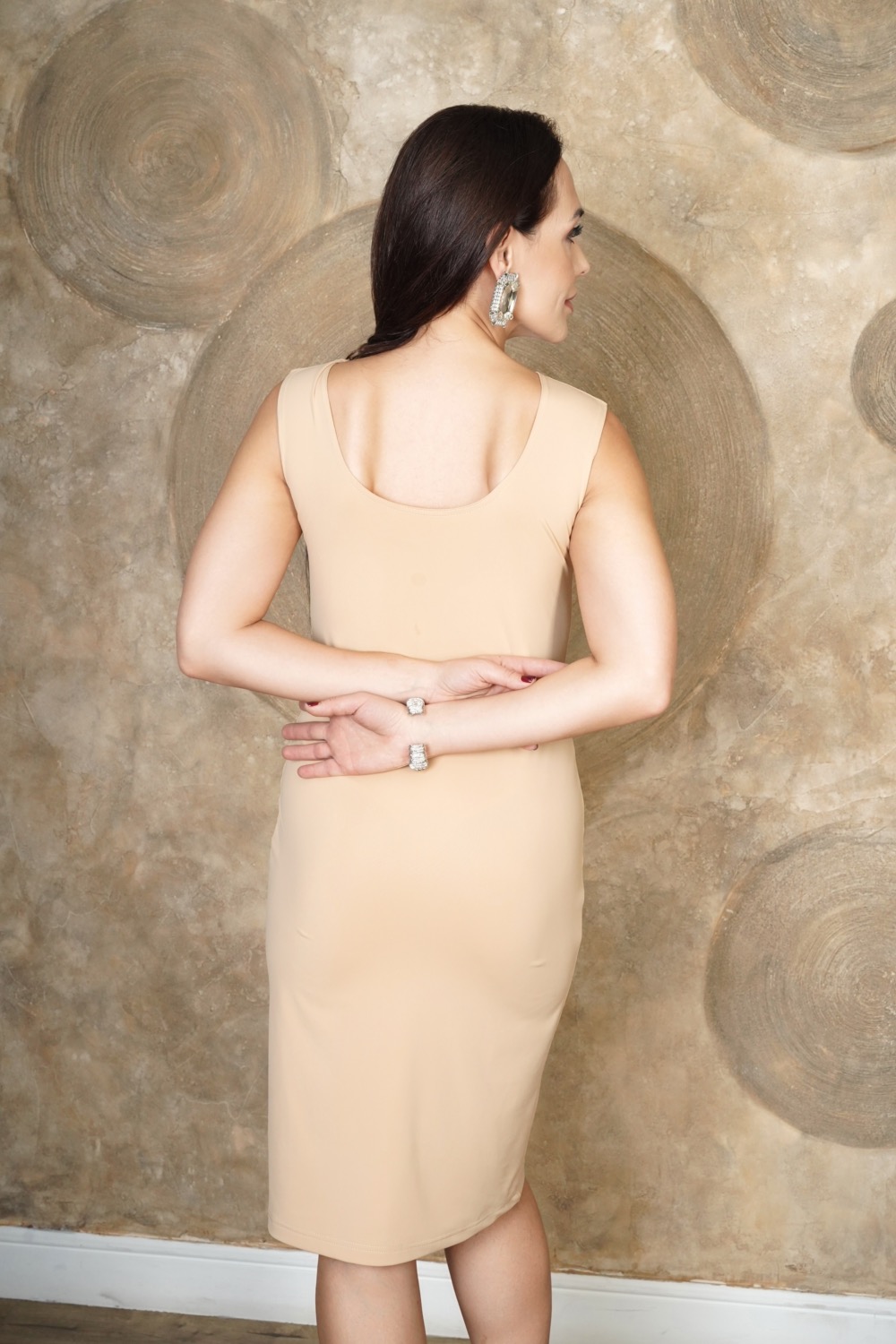 Бежевое платье