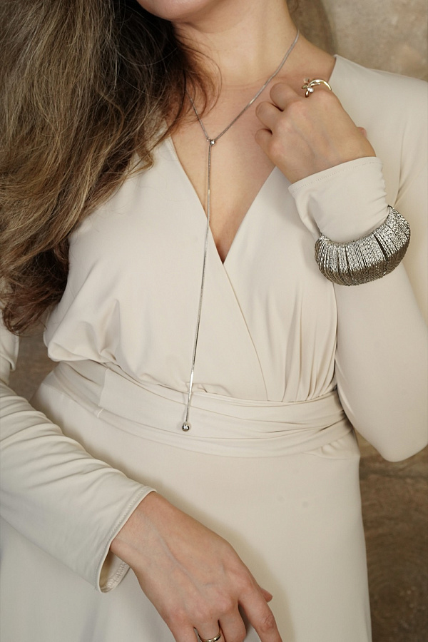 Бежевое длинное платье