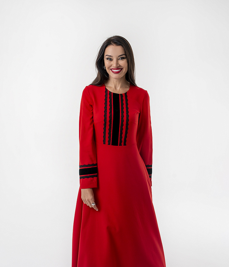 Платье прилегающего силуэта с карманами